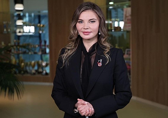 Ол ұйықтап жатқанда оған ауызша секс жасайды.