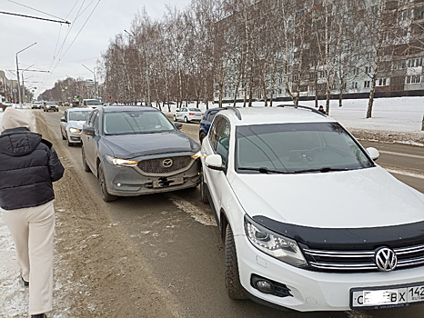 Две иномарки столкнулись в центре Кемерова