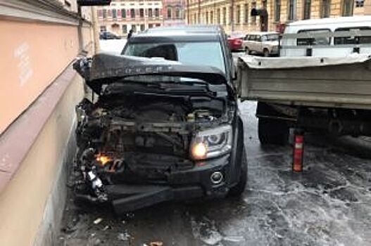 В центре Петербурга Land Rover протаранил семь машин и врезался в стену