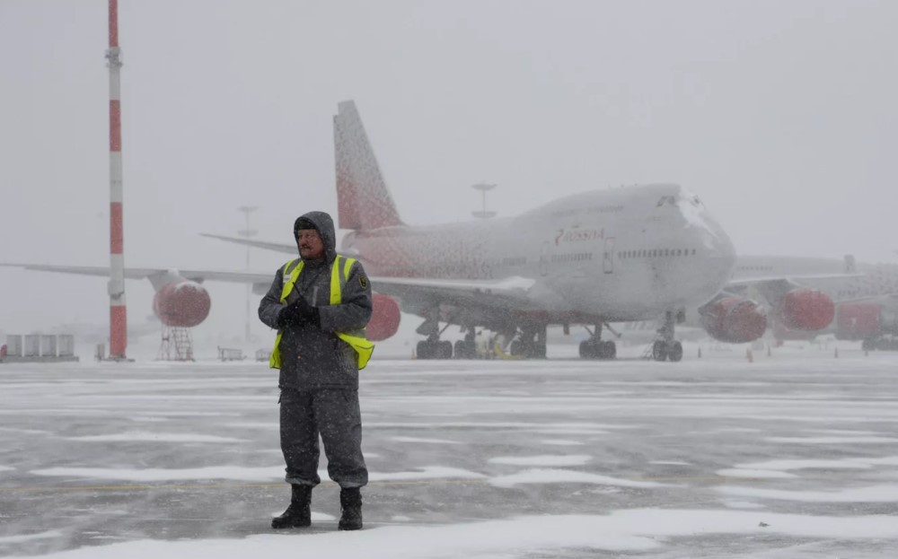 Более 200 рейсов задержали и отменили в аэропортах Москвы из-за снегопада