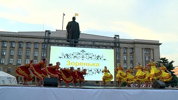 В честь праздника в разных местах города развернулись гулянья