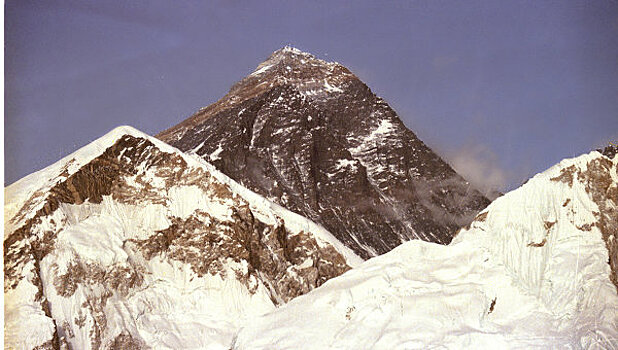 Альпинисты РФ продолжили штурм Эвереста, несмотря на землетрясение