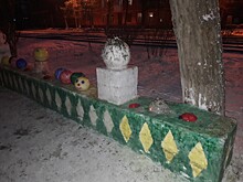 В Омске дедушка украсил улицу ледяными фигурами