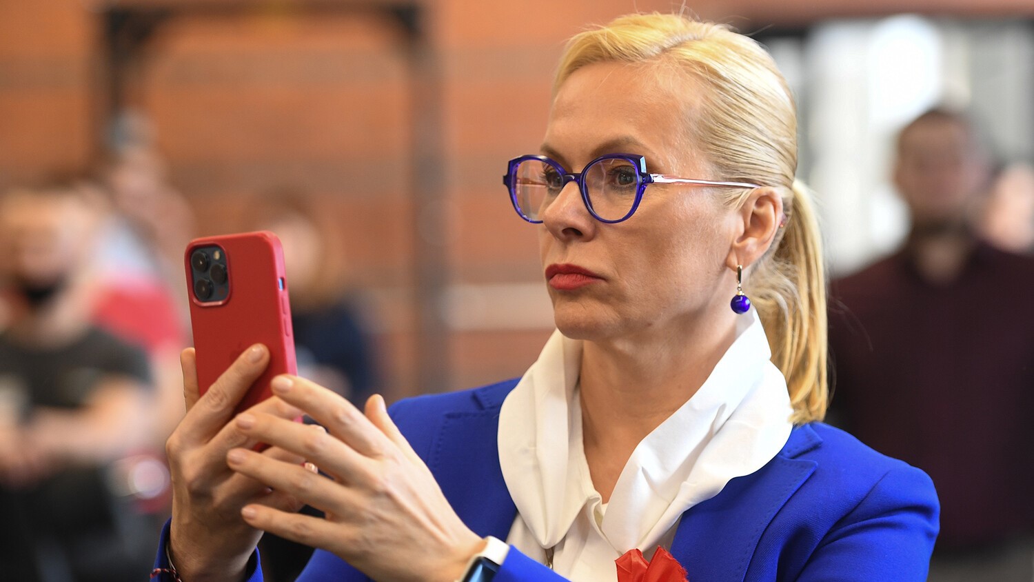 Российская чиновница записала клип с распятием и разозлила верующих