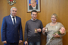 Полицейские в Екатеринбурге торжественно вручили российские паспорта семье из Мариуполя