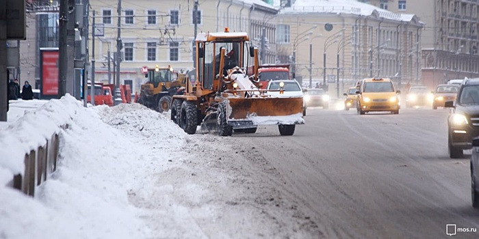 Грузовик и трактор столкнулись в борьбе за перекрёсток на Октябрьской