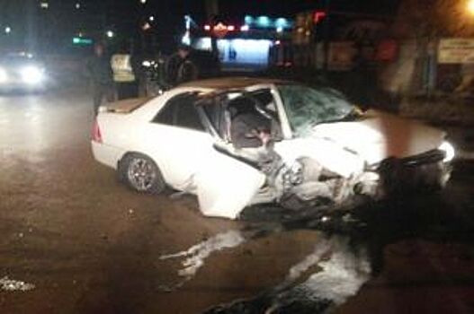 Новосибирец за рулем Ford попал в автоаварию, врезавшись в столб