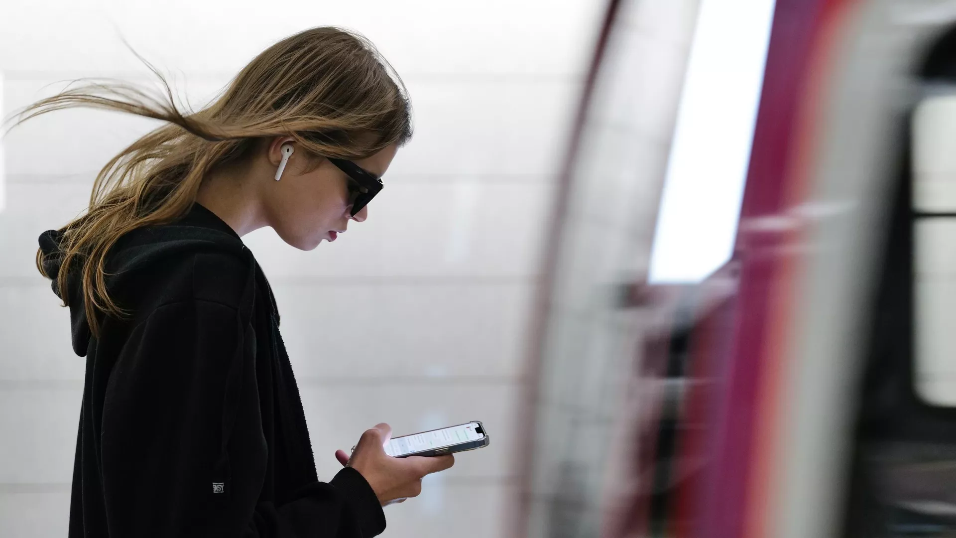 Пассажиры метро в Москве в 2025 году чаще используют интернет-трафик для мессенджеров