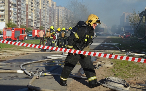 В Екатеринбурге мужчина выпкал из окна горящей квартиры на глазах у пожарных