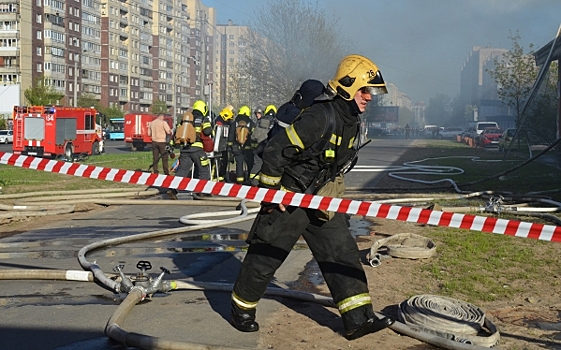 В Екатеринбурге мужчина выпал из окна горящей квартиры на глазах у пожарных