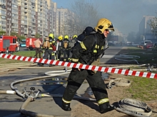 В Самаре почти 100 человек тушат горящее в здании масло