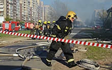 В Самаре почти 100 человек тушат горящее в здании масло