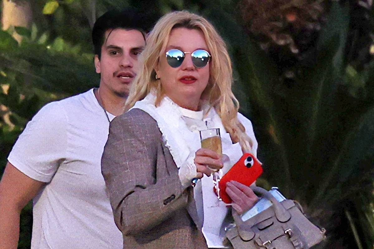 В сети удивились внешности 43-летней Бритни Спирс на новых фото папарацци