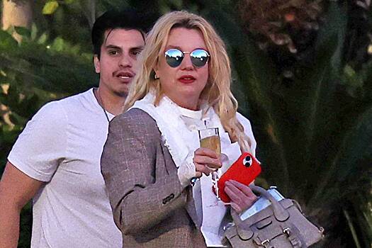 В сети удивились внешности 43-летней Бритни Спирс на новых фото папарацци