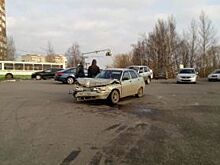 В ДТП на Московском проспекте в Ярославле авто развалилось на части (видео)