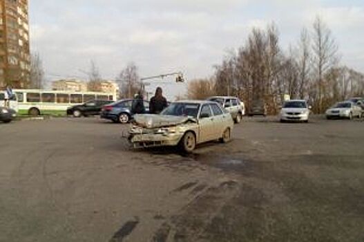 В ДТП на Московском проспекте в Ярославле авто развалилось на части (видео)