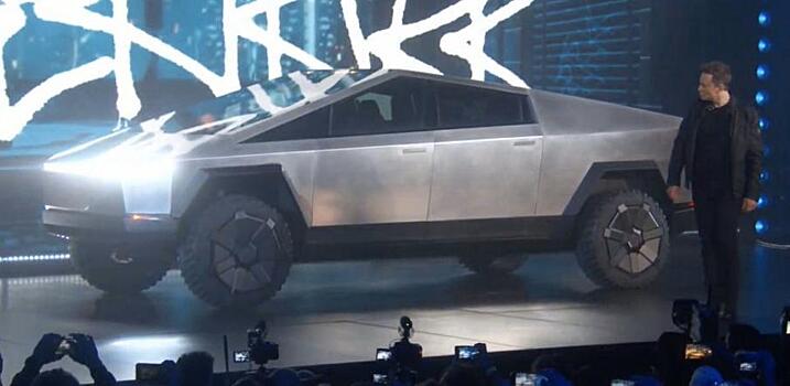 Американский изобретатель придумал понтоны и моторы, которые превращают Tesla Cybertruck в катамаран