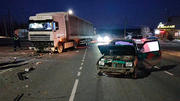 Под Петровском после столкновения с большегрузом погиб водитель «Оки»