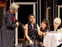 Четыре эпохи — четыре правды. Смотрим «Москвичек» в Театре Моссовета