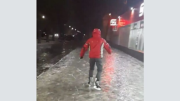Кировчане катаются на коньках по городским тротуарам