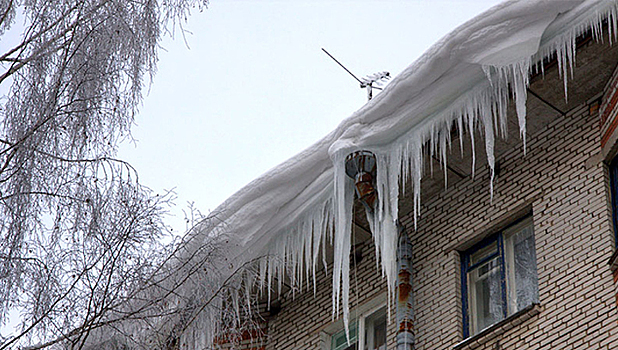 Падение снежной глыбы обошлось сотруднице УК в 100 тысяч рублей