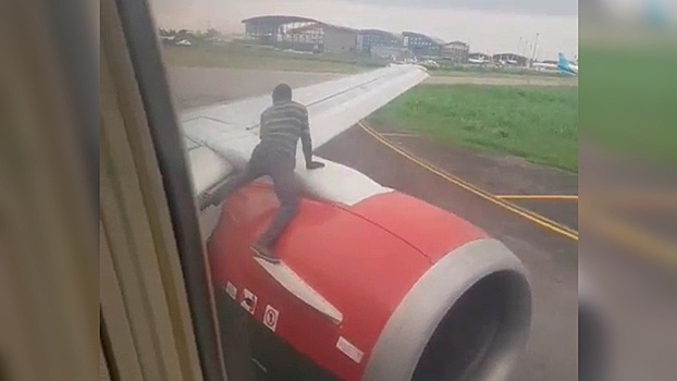 Мужчина хотел улететь на крыле готовящегося к взлету самолета