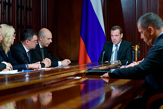 Медведев пояснил невозможность «просто так» раздать деньги бедным