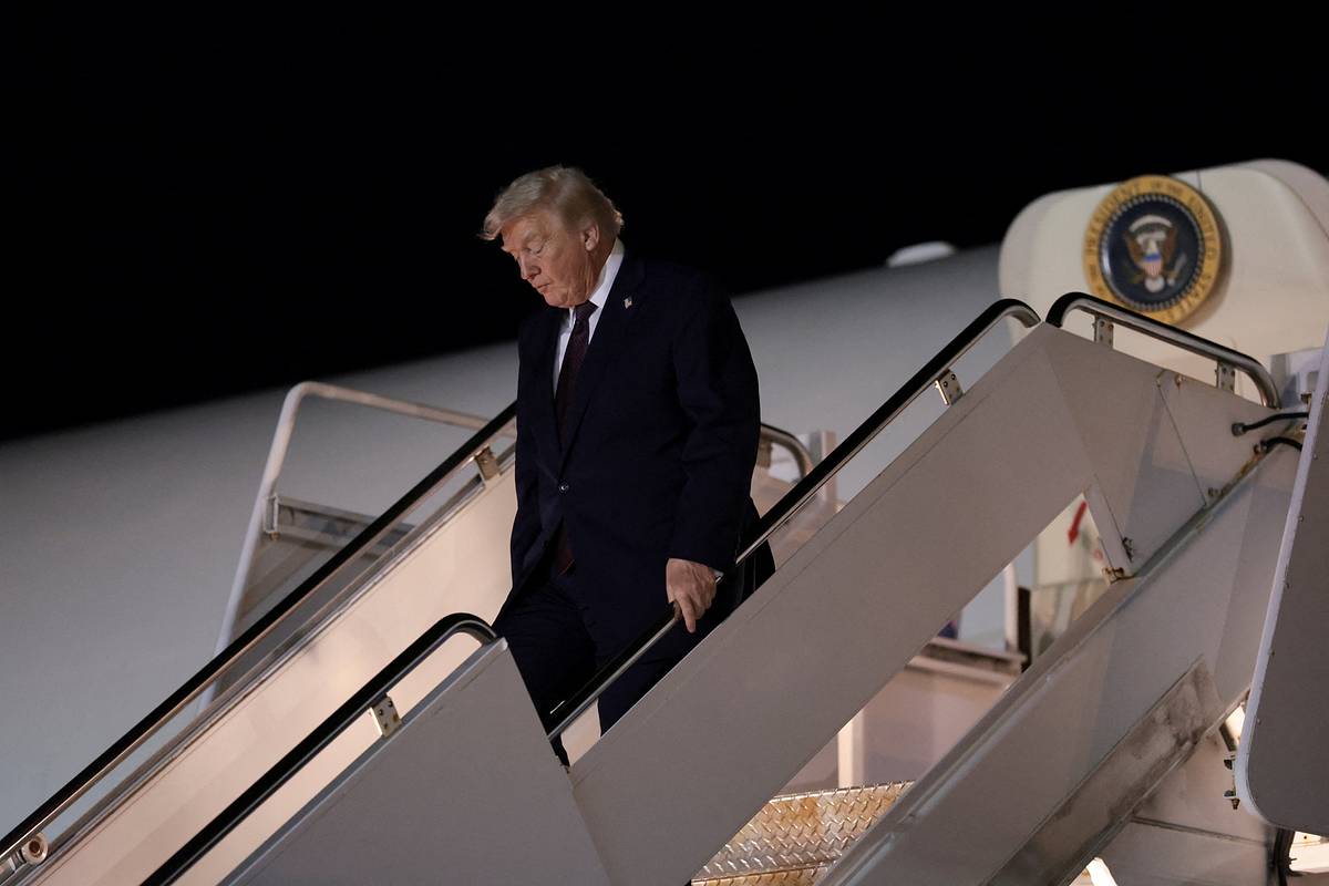 Состояние здоровья Трампа вызвало подозрения из-за его спуска по трапу