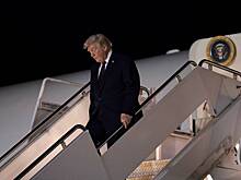 Состояние здоровья Трампа вызвало подозрения из-за его спуска по трапу