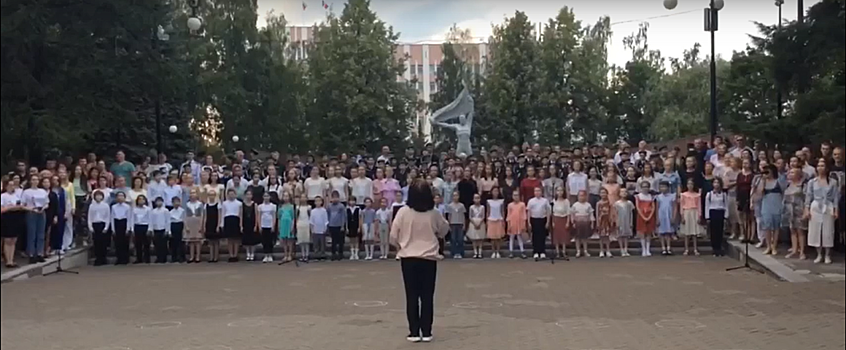 Более 300 человек исполнили песню «Аист на крыше» в Ижевске у Вечного огня