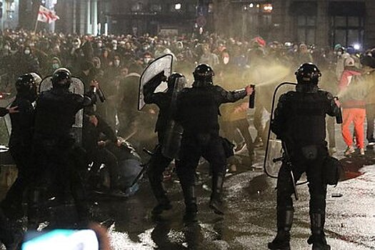 В Тбилиси начались столкновения между спецназом и протестующими