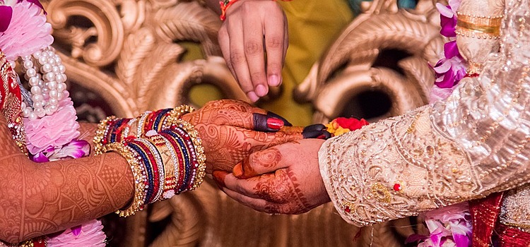 Индианка притворялась мужчиной и женилась ради приданого