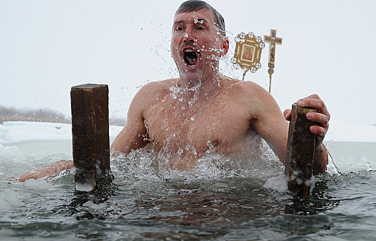 Почти 90 тысяч человек совершили купания в крещенскую ночь в Москве