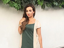 Полуголая Анфиса Чехова позирует в платье с экстремальным вырезом на спине до попы