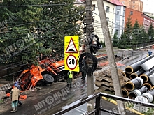 В центре Курска КАМАЗ провалился в траншею