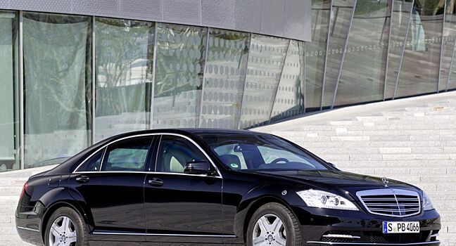 Новый бронированный Mercedes S-Class Guard показали на шпионских снимках