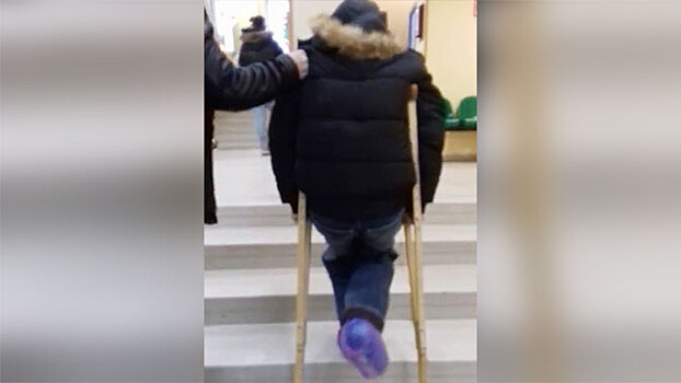 В Липецке дети на костылях вынуждены подниматься без лифта на третий этаж к травматологу