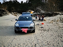 В Сокольниках водитель Porsche Cayenne заехал на пляж и спрятал волгоградский госномер под тряпочкой
