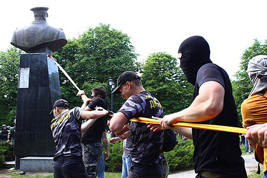 В Харькове вандалы испортили памятник Жукову