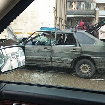 В Ростове легковушка залетела под фуру