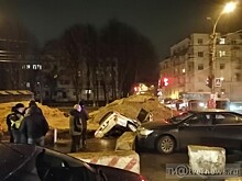 В Твери Тойота провалилась в яму ремонтных работ