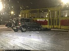 В Курске внедорожник протаранил трамвай