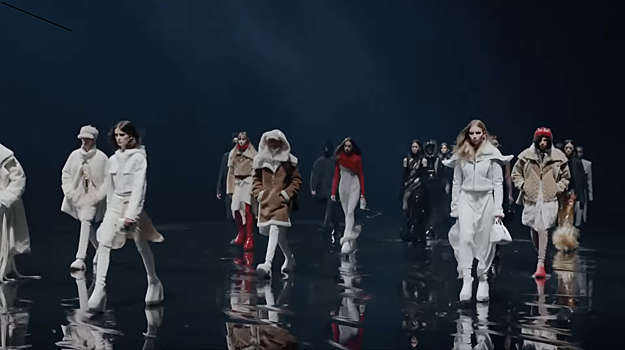 Балаклавы с ушками, прозрачные платья и туфли-«‎броненосцы»: как прошел показ Givenchy