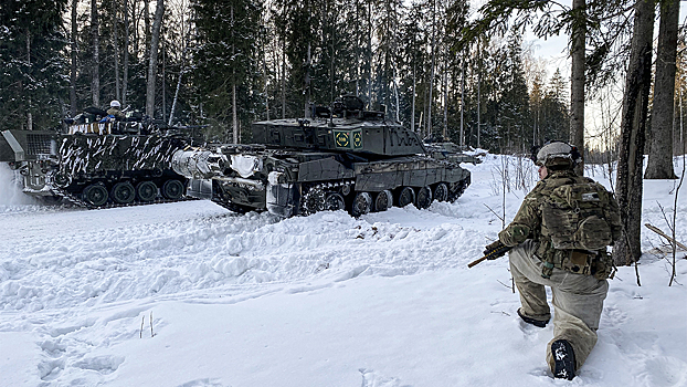 США и Британия развернули свои боевые танки недалеко от российской границы