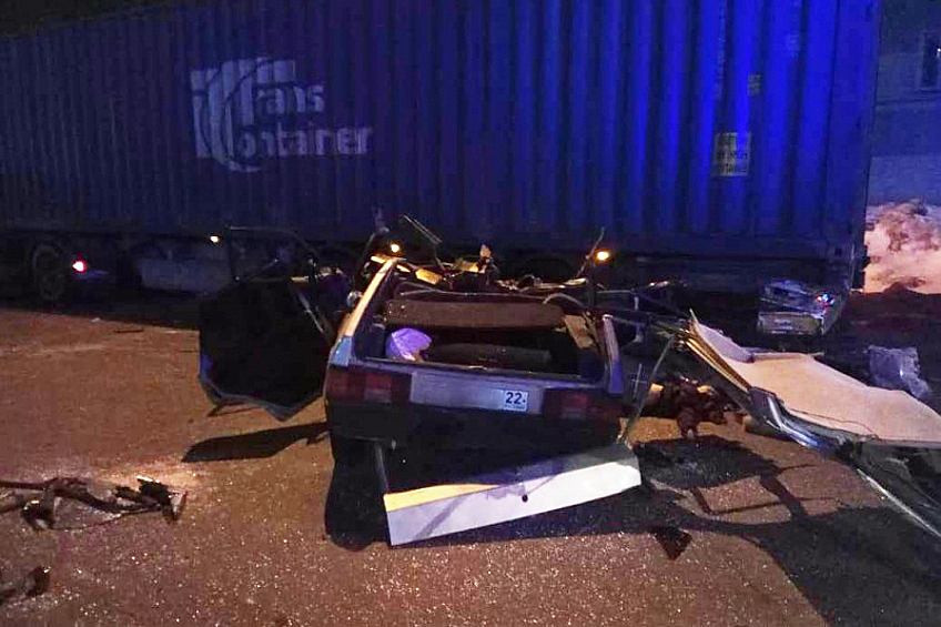 Водитель автомобиля ВАЗ-21093 и двое его пассажиров – женщина 1995 года рождения и мужчина 1984 года рождения – госпитализированы с травмами различной степени тяжести