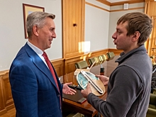 Первый красноярский космонавт Песков посетил заксобрание