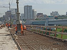 На Октябрьском мосту в Новосибирске переложили почти 1,5 км тротуаров