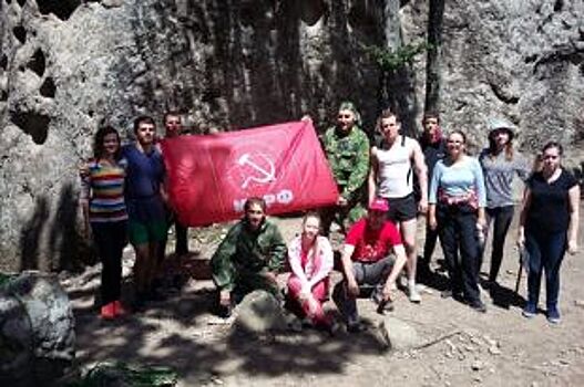 Участники проекта «Альтернатива» подняли знамя КПРФ над горой Индюк