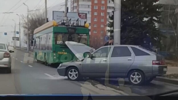 На проспекте Победы троллейбус попал в ДТП с легковой машиной