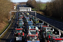 Протестующие французские фермеры блокировали автотрассы вокруг Парижа